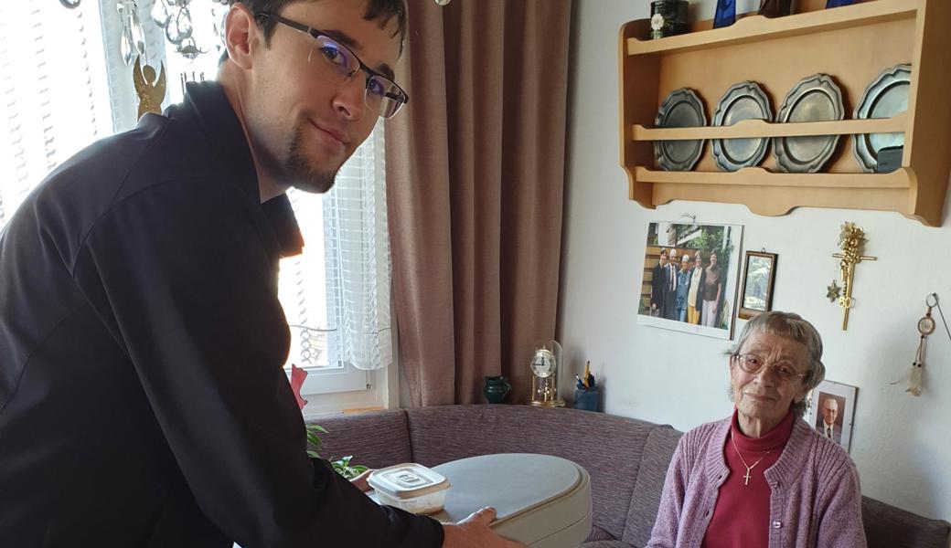 Roman Zünd liefert das Essen an Hildegard Zöller.  