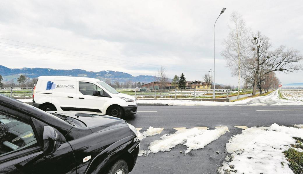 Die «Haifischzähne» sind neu: Damit kommt niemand mehr auf die Idee, an den Einmündungen der Strässchen entlang des Binnenkanals in die Altstätterstrasse könnte der Rechtsvortritt gelten.