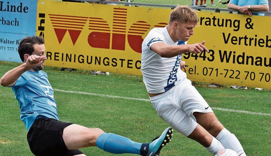 Rüthi mit Mittelfeldspieler Sven Städler (rechts) erreichte am 55. Pokalturnier des FC Rebstein überraschend den Halbfinal gegen Rorschach-Goldach.