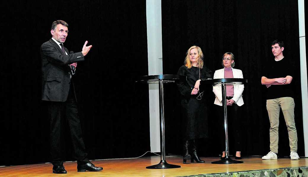 Robert Diethelm, Kandidat für das Gemeindepräsidium, stellte sich den Fragen aus dem Publikum. Rechts (v. l.): Nicole Nobs, Präsidentin der Findungskommission, Sabrina Butz, Kandidatin für den Gemeinderat, und Luca Franco, Kandidat für einen Sitz in der Geschäftsprüfungskommission.