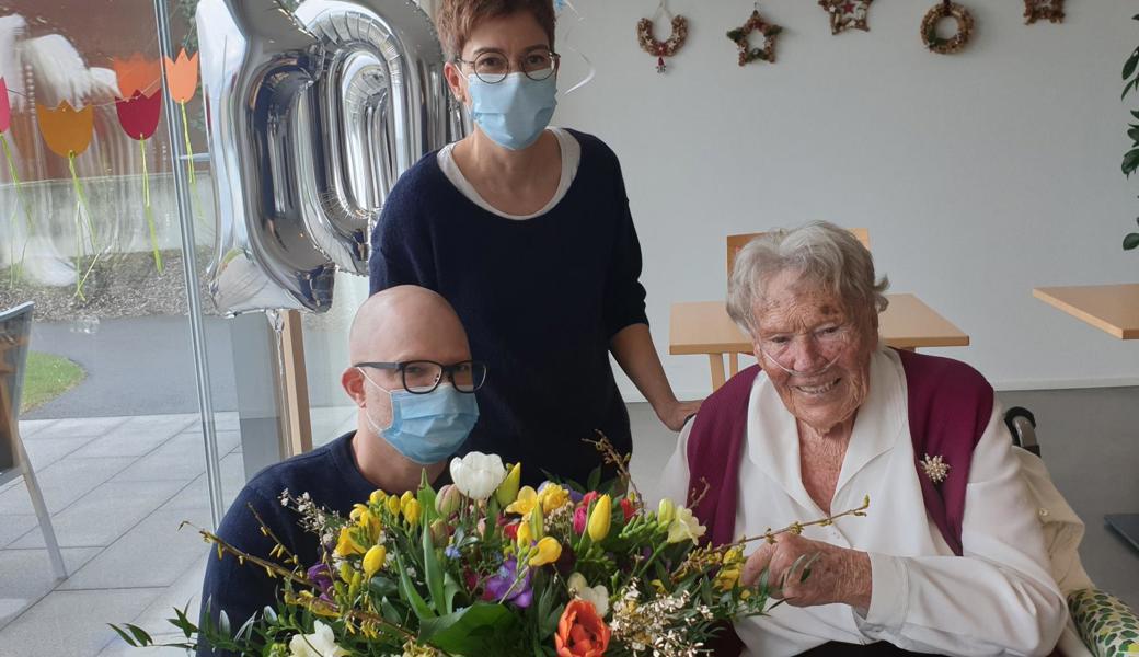 Die Heimleitung gratuliert Julia Frehner zum 100. Geburtstag.