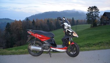 Mit Roller verunfallt: Rega fliegt 16-Jährige ins Spital