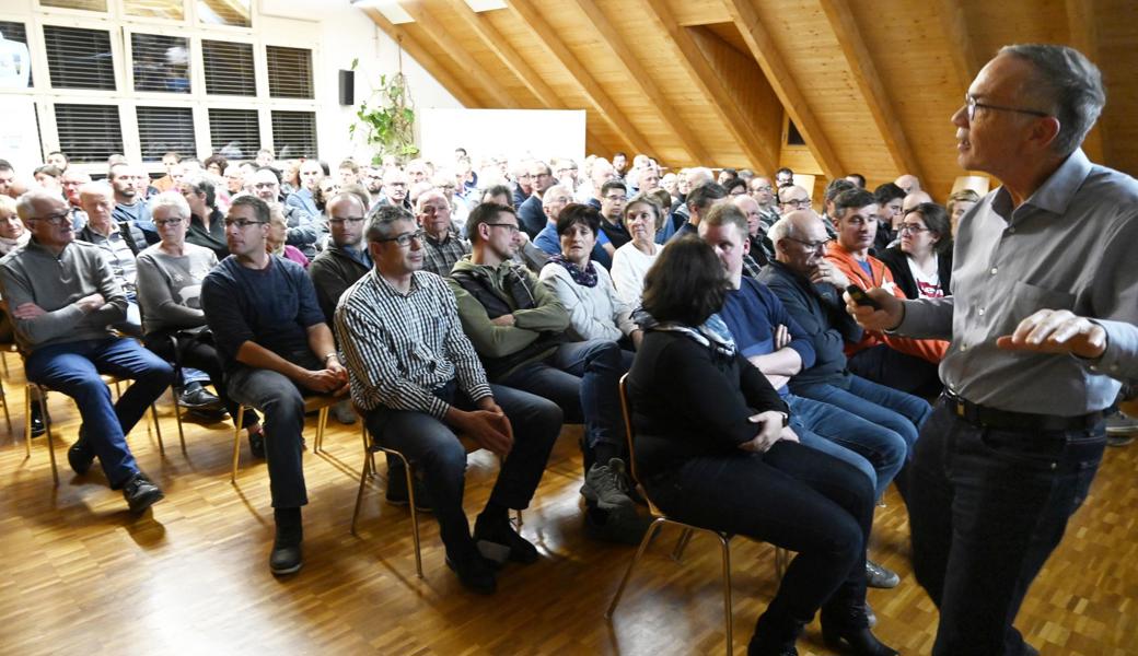 Der Werkhofsaal war voll: Über 100 Rüthnerinnen und Rüthner kamen am Dienstag an den Informationsabend. Rechts Gemeinderat Richard Wenk.