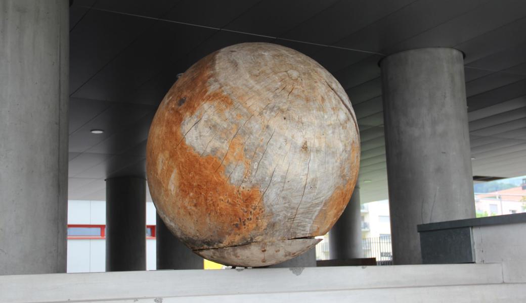 Happy Balance (Glückliches Gleichgewicht – oder: Glückliche innere Ruhe) heisst diese von Lorenz Diethelm geschaffene Skulptur beim Wiesental-Schulhaus. Sie ist Teil des Kunstgartenwegs, zu dem sie angesichts ihrer Aussage besonders gut passt.