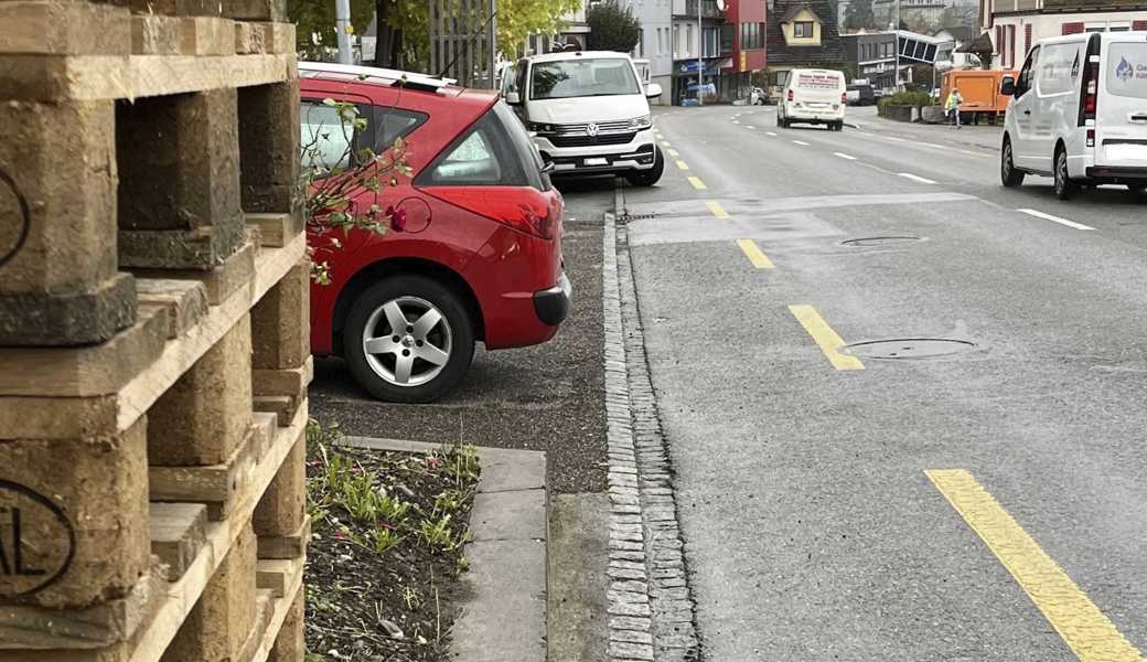 Als «ziemlicher Wirrwarr» wurden die engen Verhältnisse auf der Nordseite der Marbacher Staatsstrasse bezeichnet. Der Kanton will für mehr Sicherheit ein Trottoir bauen.