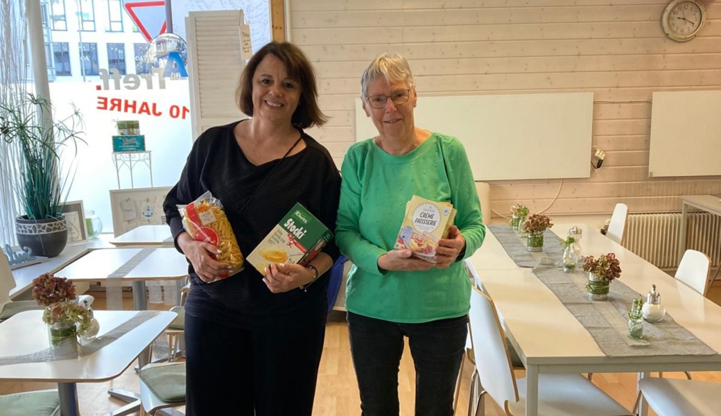 Maria Garcia, Leiterin des A-Treff (links) und Susanna Stierli, freiwillige Mitarbeiterin, freuen sich über die Lebensmittel-, Geld- und Gutscheinspenden. (pd)
