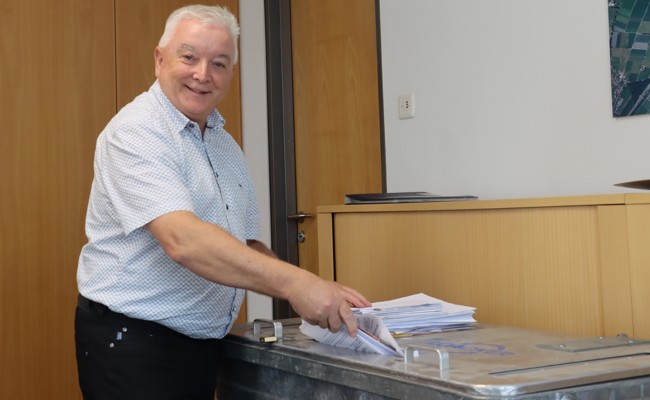 Alte Pläne kommen in die Tonne, der Glücksbringer mit in die Pension: Roland Wälter räumt sein Büro