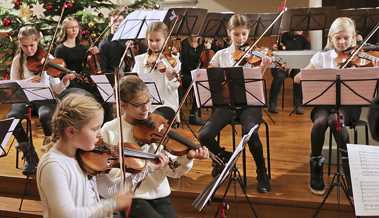 Schulkinder spielen bunte Klänge aus dem Musikunterricht