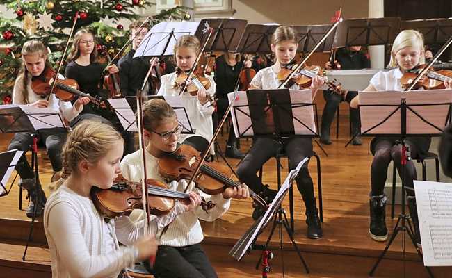 Schulkinder spielen bunte Klänge aus dem Musikunterricht