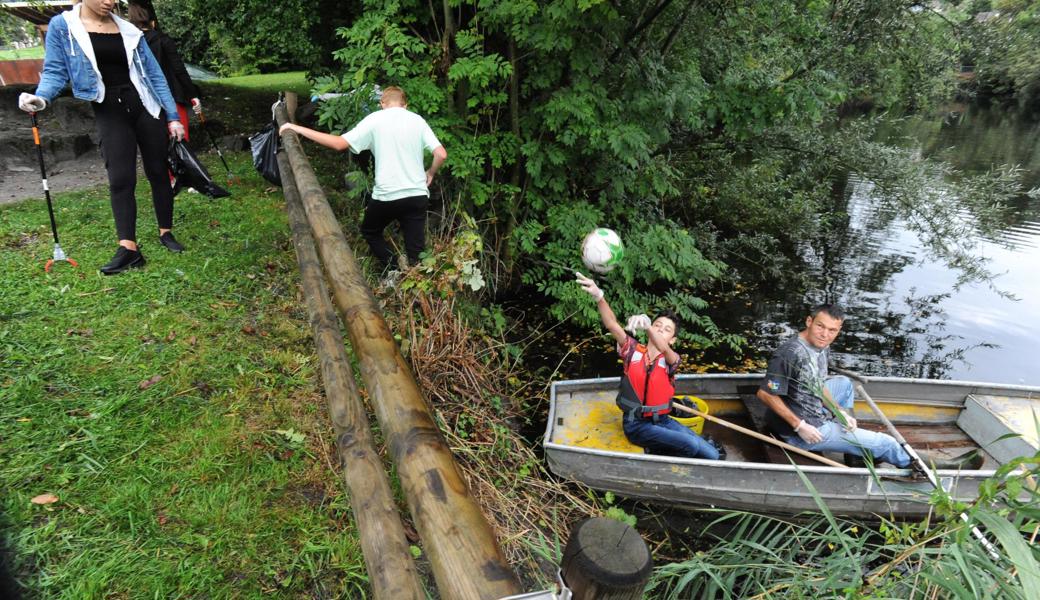 In St. Margrethen wurde sogar Abfall aus dem Chäsiweiher gefischt. Der Ball dürfte freilich nicht absichtlich dort hinein «getschuttet» worden sein.