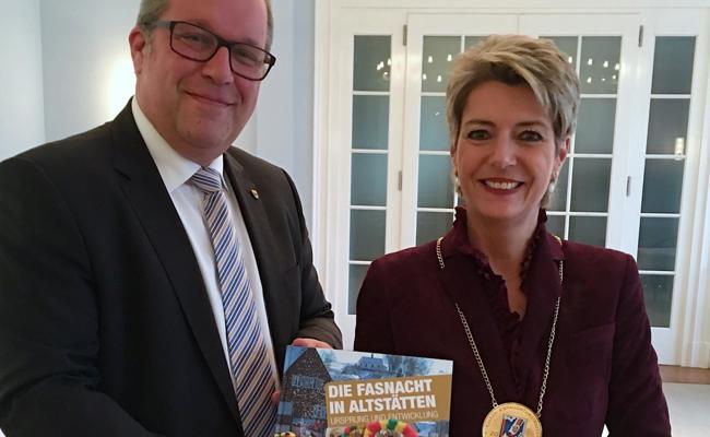Bundesrätin gratuliert Röllelibutzen