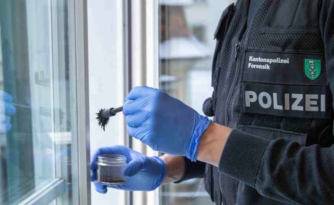 Einbrecher lassen Weinflaschen mitgehen und verursachen Sachschaden