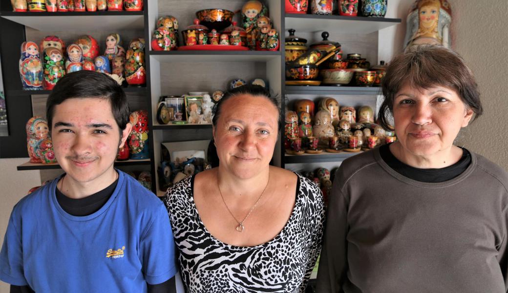 Tatiana Doroscheva (rechts) mit Sohn Andrej vor dem Regal ihrer Matrjoschkas, die Galina Herzog (Mitte) kaufte und sammelt. 