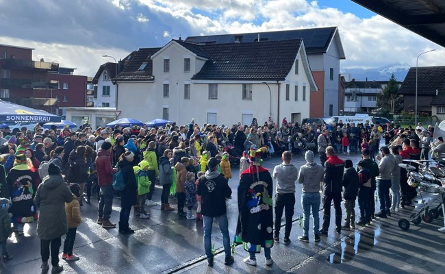 Räbschter Guggensound und Sonnenstrahlen rechtzeitig zum Fasnachts-Startschuss um 11 Uhr 11