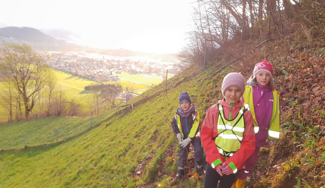 Gut ausgerüstet sind Kinder der Primarschule Kobelwald am Aufräummorgen unterwegs