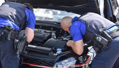 Tiefergelegte Autos und manipulierter Auspuff - Polizei zieht sechs Fahrzeuge aus dem Verkehr