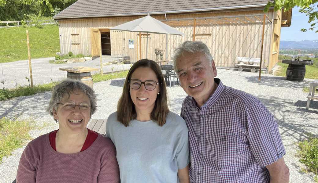 Verwaltungsrätin Eveline Dudda, die neue Geschäftsführerin ab Juni, Beatrice Frei, sowie der Eigentümer Karl Zünd (von links) entwickeln das Weingut in eine neue Richtung. 