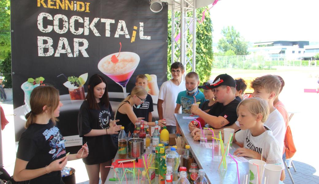 Ein Anziehungspunkt war für die Jugendlichen die Cocktailbar. Nach den Leistungen im ausklingenden Schuljahr haben sie sich einen coolen (alkoholfreien) Drink mehr als verdient.