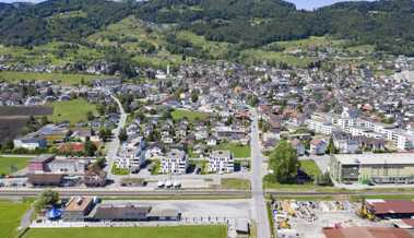 Laternenparkierende machen es eng in den Dorfzentren – das planen die Gemeinden
