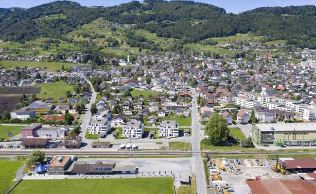 Laternenparkierende machen es eng in den Dorfzentren – das planen die Gemeinden