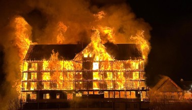 Löscharbeiten nach Flammeninferno beendet: Brandermittlungen gestalten sich schwierig