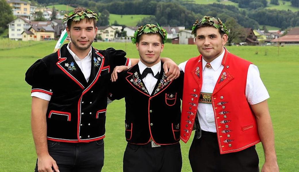 Drei Schwinger des SK Mittelrheintal wurden nach dem St. Galler Kantonalfest mit Eichenlaub geschmückt (von links): Die Neukranzer Janosch Kobler und Dean Burch sowie Fabian Ulmann, das neue Zugpferd der Montlinger «Jugendriege». 