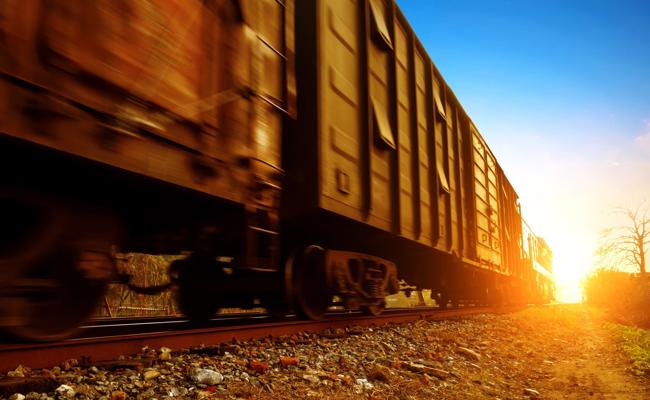 Arbeiter stürzt von Bahnwagon
