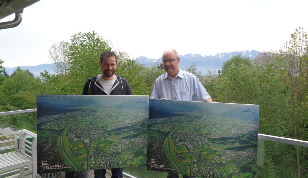 Die Hauptversammlung ernannte Reto Metzler (Rebstein, links) und Fredy Lutz (Marbach) zu den FDP Rheintalern des Jahres. Die Präsidenten der Ortsparteien hatten sich in der Abstimmung um die Gemeindefusion von Rebstein und Marbach besonders stark eingesetzt. Die Ehrung stehe nicht in Zusammenhang mit ihrer politischen Position, sagt Gabriel Macedo. Die Hauptversammlung ernannte Reto Metzler (Rebstein, links) und Fredy Lutz (Marbach) zu den FDP Rheintalern des Jahres. Die Präsidenten der Ortsparteien hatten sich in der Abstimmung um die Gemeindefusion von Rebstein und Marbach besonders stark eingesetzt. Die Ehrung stehe nicht in Zusammenhang mit ihrer politischen Position, sagt Gabriel Macedo.
