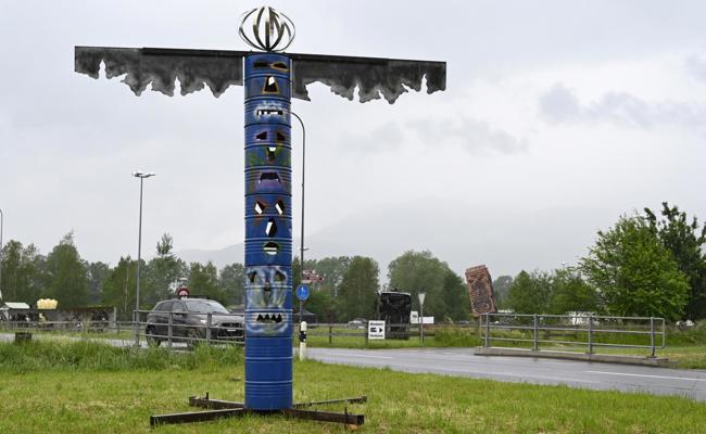 Kuspis Skulptur hat Asyl gefunden - auf dem Nachbargrundstück