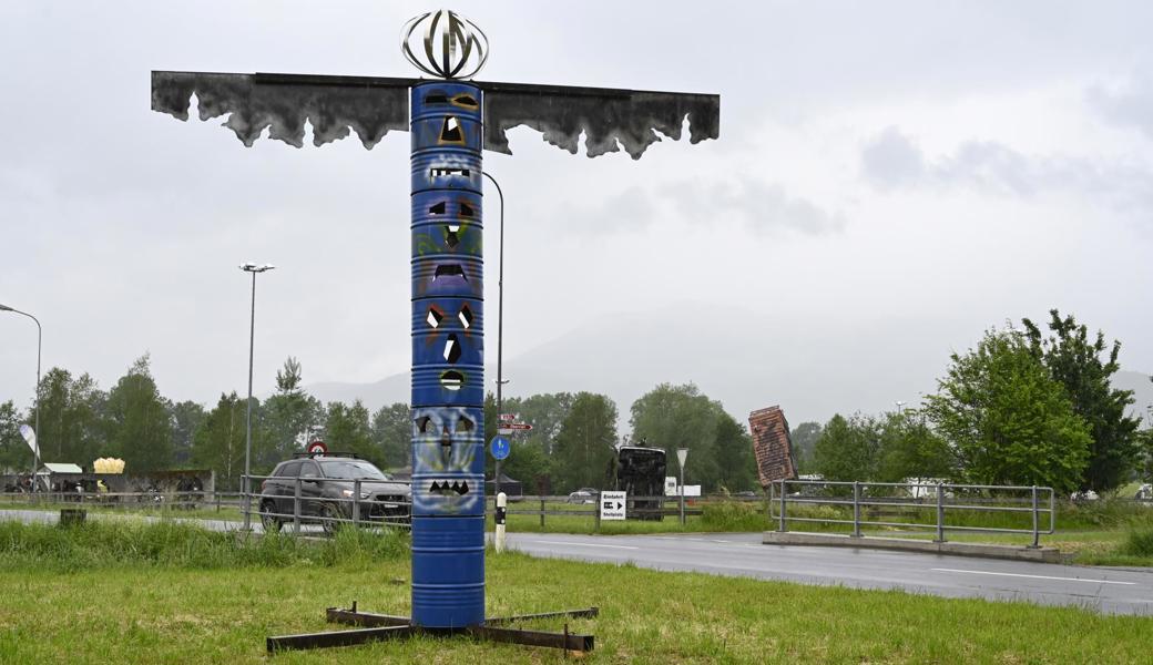 Im Skulpturenpark wurde ihm die Skulptur "Totemisierte Erde" demontiert. Jetzt hat Kuspi sie auf dem Nachbargrundstück aufgestellt.