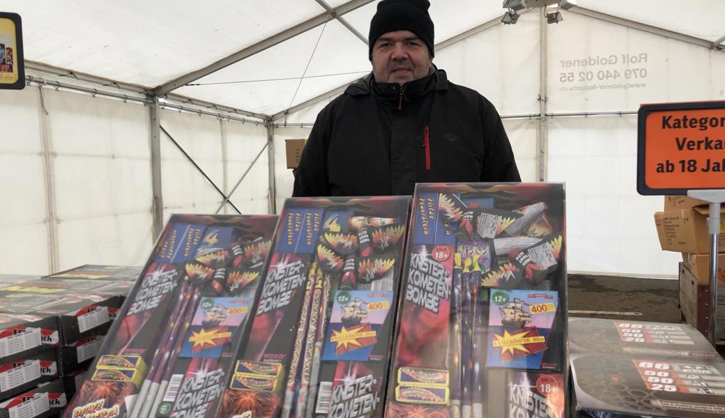 Piero Luigi Margiotta verkauft im im Zelt beim Coop Heerbrugg Feuerwerksartikel. 