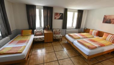 Mit dem Dorforiginal im Hotelzimmer