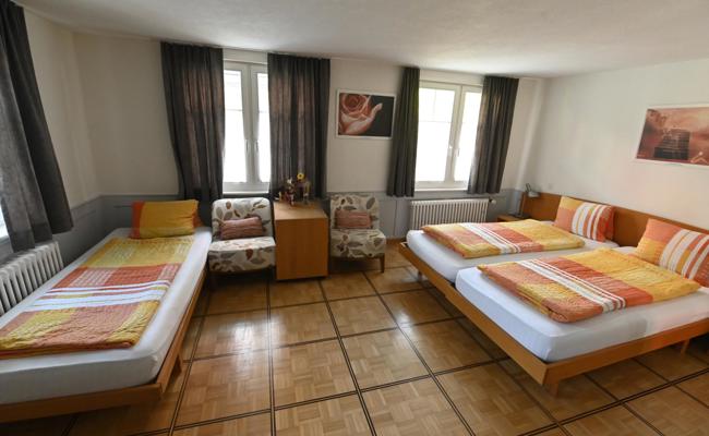 Mit dem Dorforiginal im Hotelzimmer