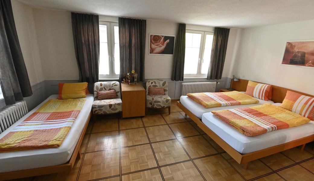 Ein besonders geräumiges Zimmer im «Untertor». Es bietet reichlich Platz für eine Hommage an eine bemerkenswerte Altstätter Biografie.