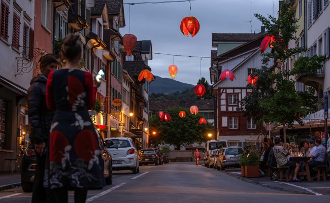 Die Obergasse blüht auf: Neue Beleuchtung verbreitet warmes Licht