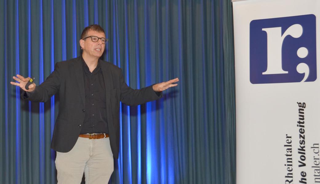 Matthias Zehnder ist Publizist und Medienwissenschaftler aus Basel. Er referierte am Neujahrs-Apéro der Galledia Group AG (vormals Rheintal Medien AG).