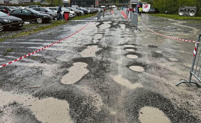 Erst über die Buckelpiste, dann ins Messezelt