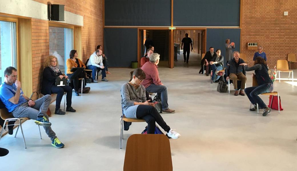 Die Oberstufe Mittelrheintal hielt ihre Teamsitzung am Montagmorgen in der Aula ab - mit reichlich Abstand untereinander.