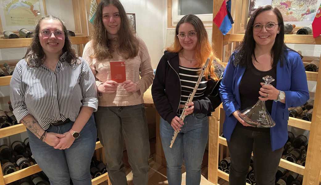 Laura Stähli (v. l.) wird neu Obfrau der Jugendmusik, Chantal Schüle ist Neumitglied, Aischa Rohner wurde in die Militärmusik aufgenommen und Karin Eugster wird Ehrenmitglied.