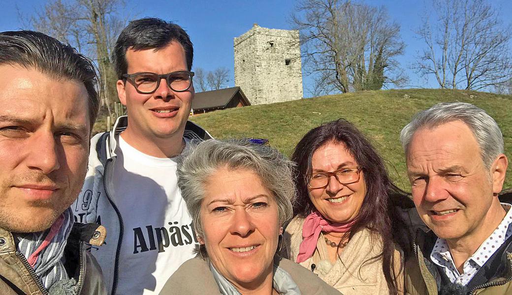 Gabriela Weber (2. von rechts) aus Oberriet zeigt den Kandidaten Cello Folini (von links) Boris Zaalberg, Claudia Steiger und Wisi Moser in der Sendung «Mini Schwiiz – dini Schwiiz», wie schön es in der Region ist. 