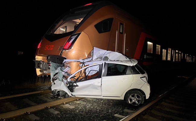Zug kollidiert mit Auto auf Bahnübergang – Fahrerin und Kind entkommen knapp