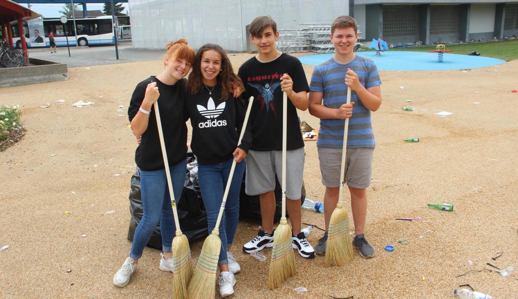 Die Aufräumequipe bestand (von links) aus: Alina Capdevila, Selena Sorell (beide Balgach), Kevin Stüdli (Berneck) und Sami Segmüller (Heerbrugg). Sami nimmt seit dem ersten Festival vor fünf Jahren nach jedem Konzertabend den Besen zur Hand, seine Kollegen wirkten zum ersten Mal mit. 