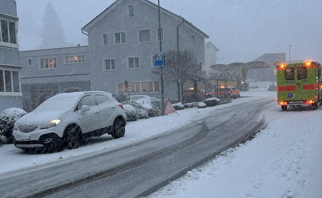 Autofahrerin erfasst im Schneetreiben ein Kind auf der Strasse
