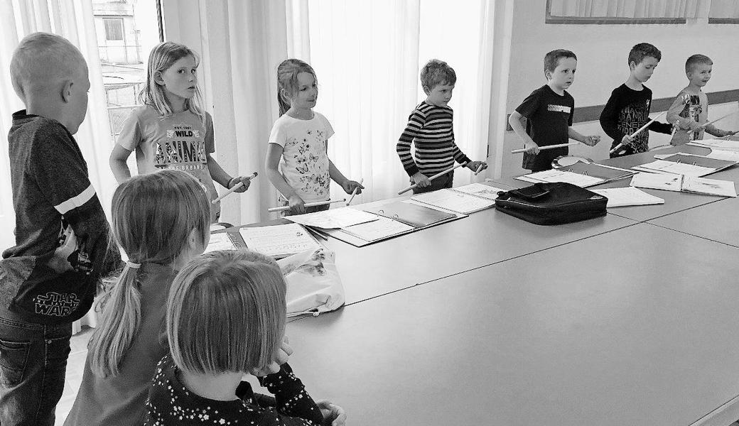 An drei Abenden durften interessierte Kinder erste Versuche im Trommeln machen. 