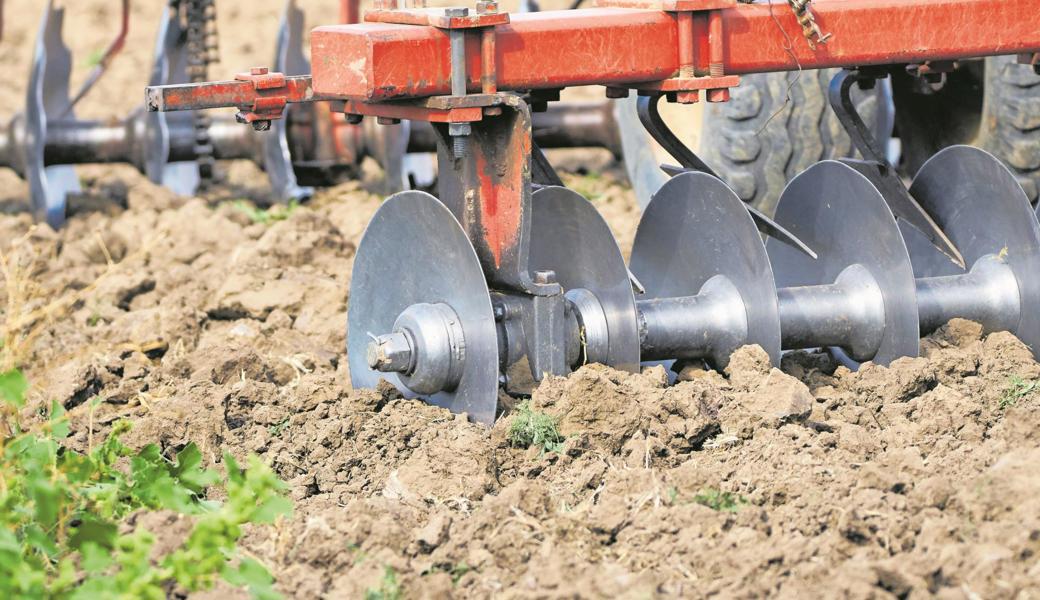Ursprünglicher Auslöser des Rechtsstreits zwischen einem Bauern und einem Advokaturbüro war die Bestellung einer landwirtschaftlichen Maschine und der allenfalls damit verbundene Schadenersatz, weil sie nicht rechtzeitig geliefert wurde. 