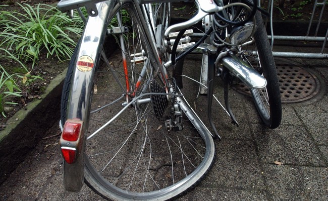 Zur Bekämpfung von Vandalismus beim Veloständer: Gemeinde plant Überwachungskameras