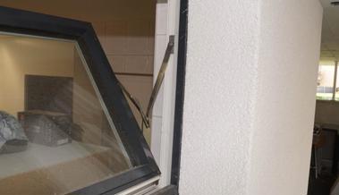 Durch  ein Fenster in Bar eingestiegen
