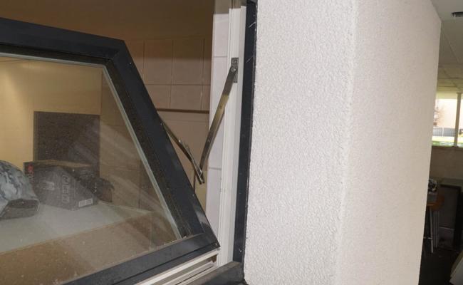 Durch  ein Fenster in Bar eingestiegen