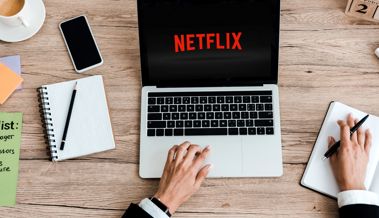 Fernsehen während der Arbeit? Netflix bietet neue Kategorie «Perfekt fürs Homeoffice» an