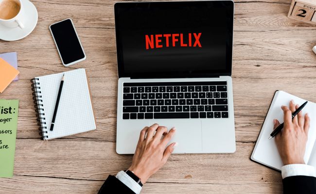 Fernsehen während der Arbeit? Netflix bietet neue Kategorie «Perfekt fürs Homeoffice» an